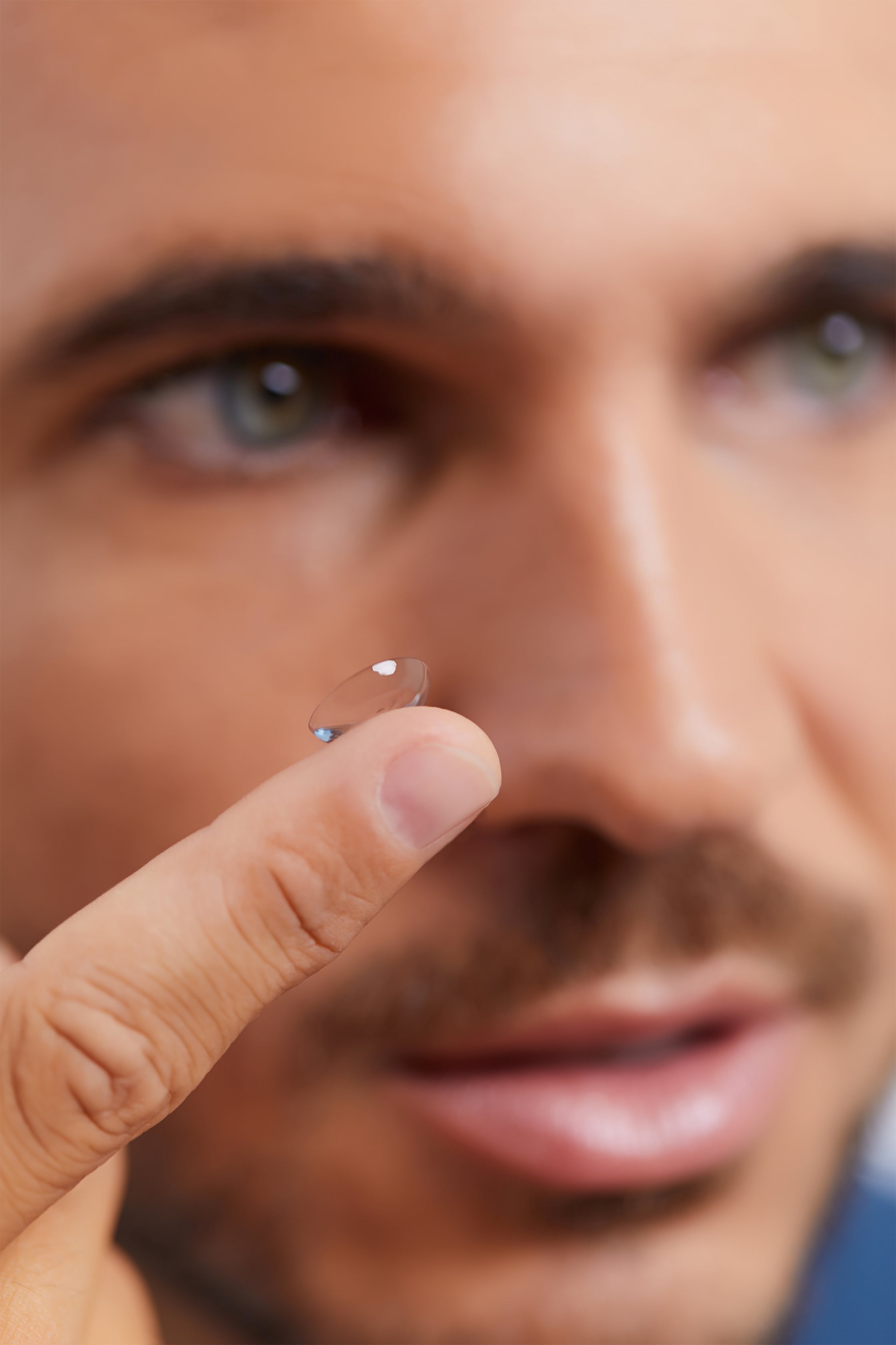 ¿Puedo ponerme lentillas si tengo resaca? Lo que debes saber antes de hacerlo