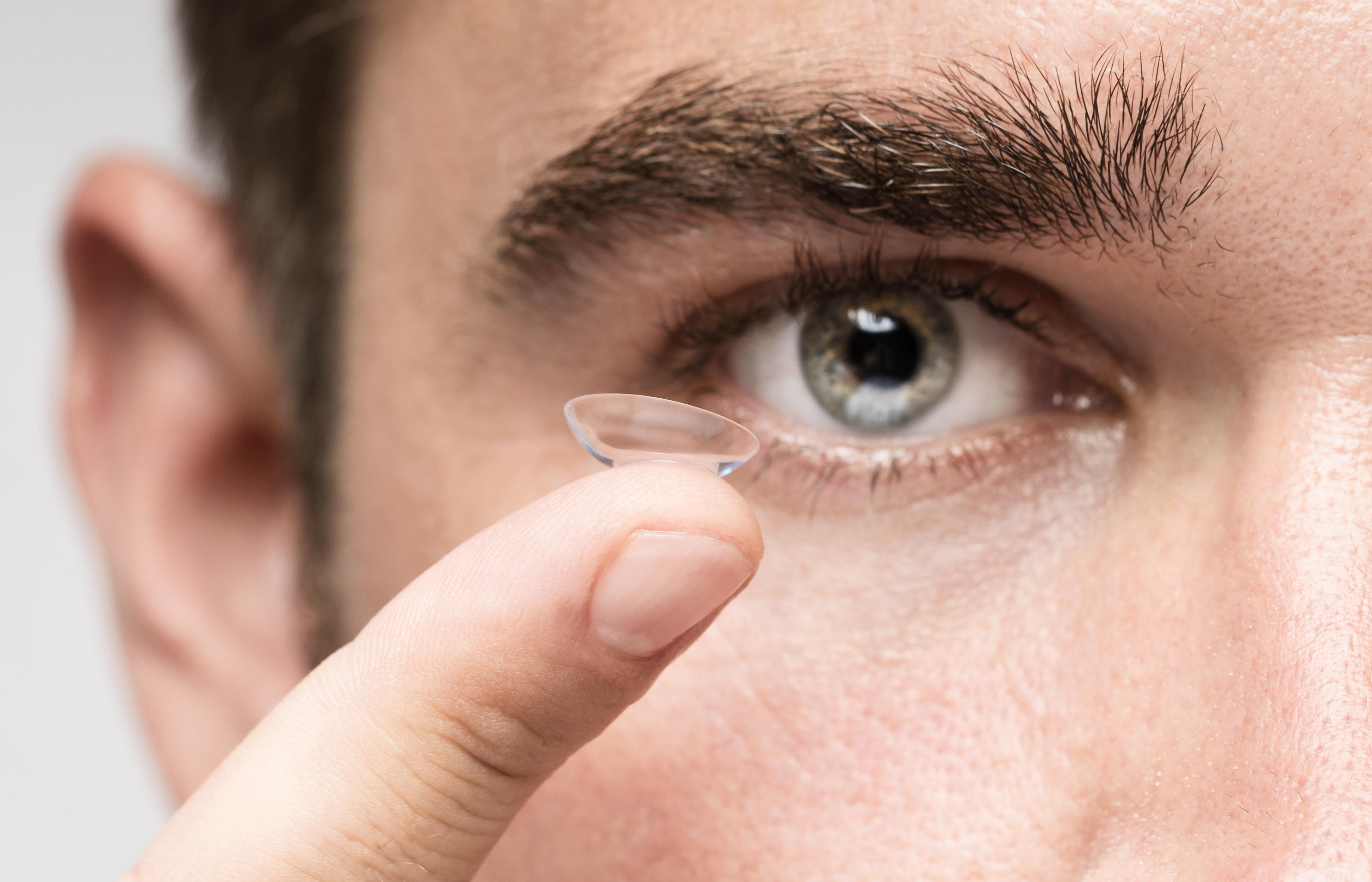 ¿Por qué se me ponen los ojos rojos con lentillas?