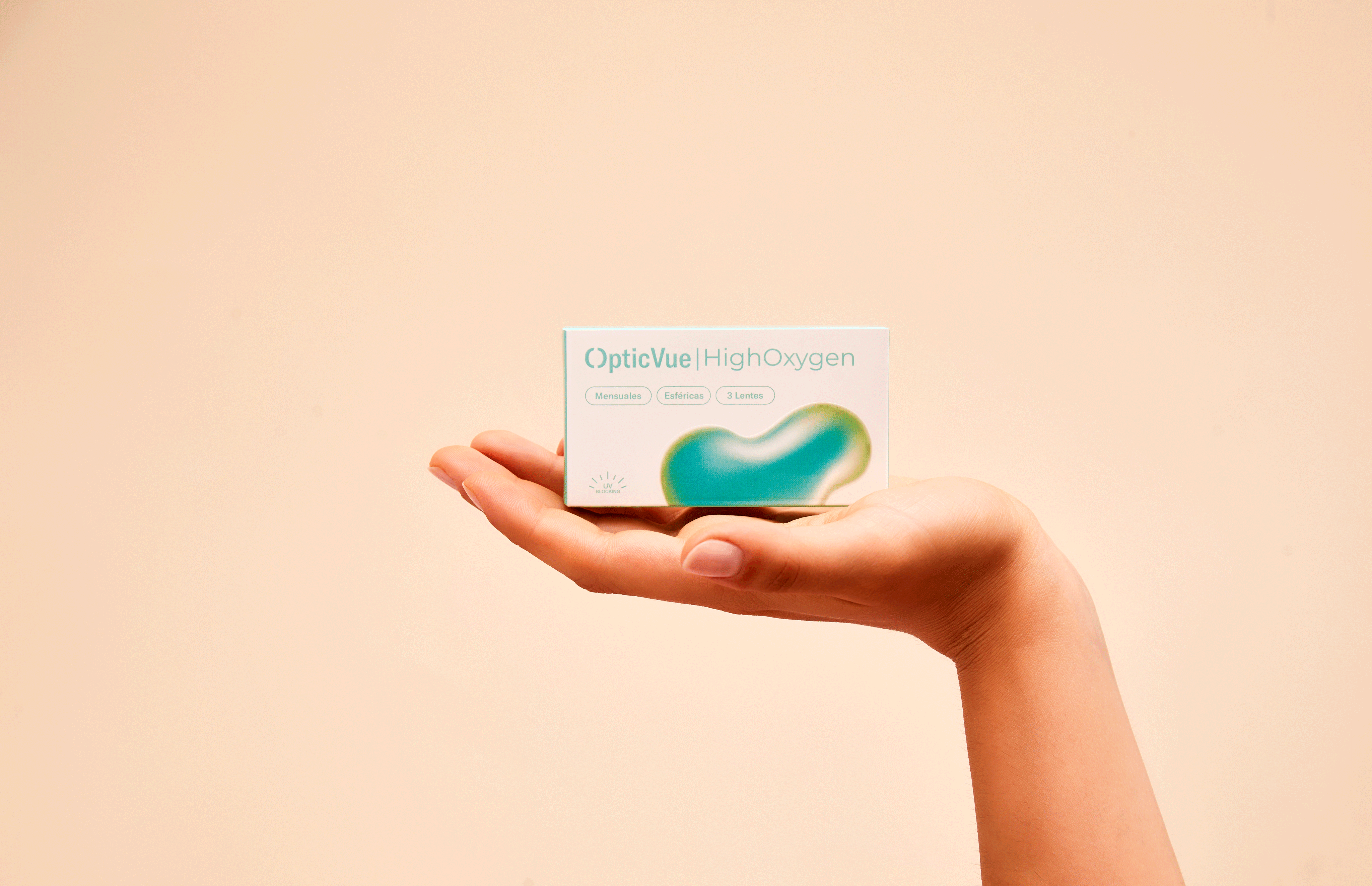 Lentillas Mensuales miopía HighOxygen pack 6 meses en mano, producto de contacto de OpticVue.
