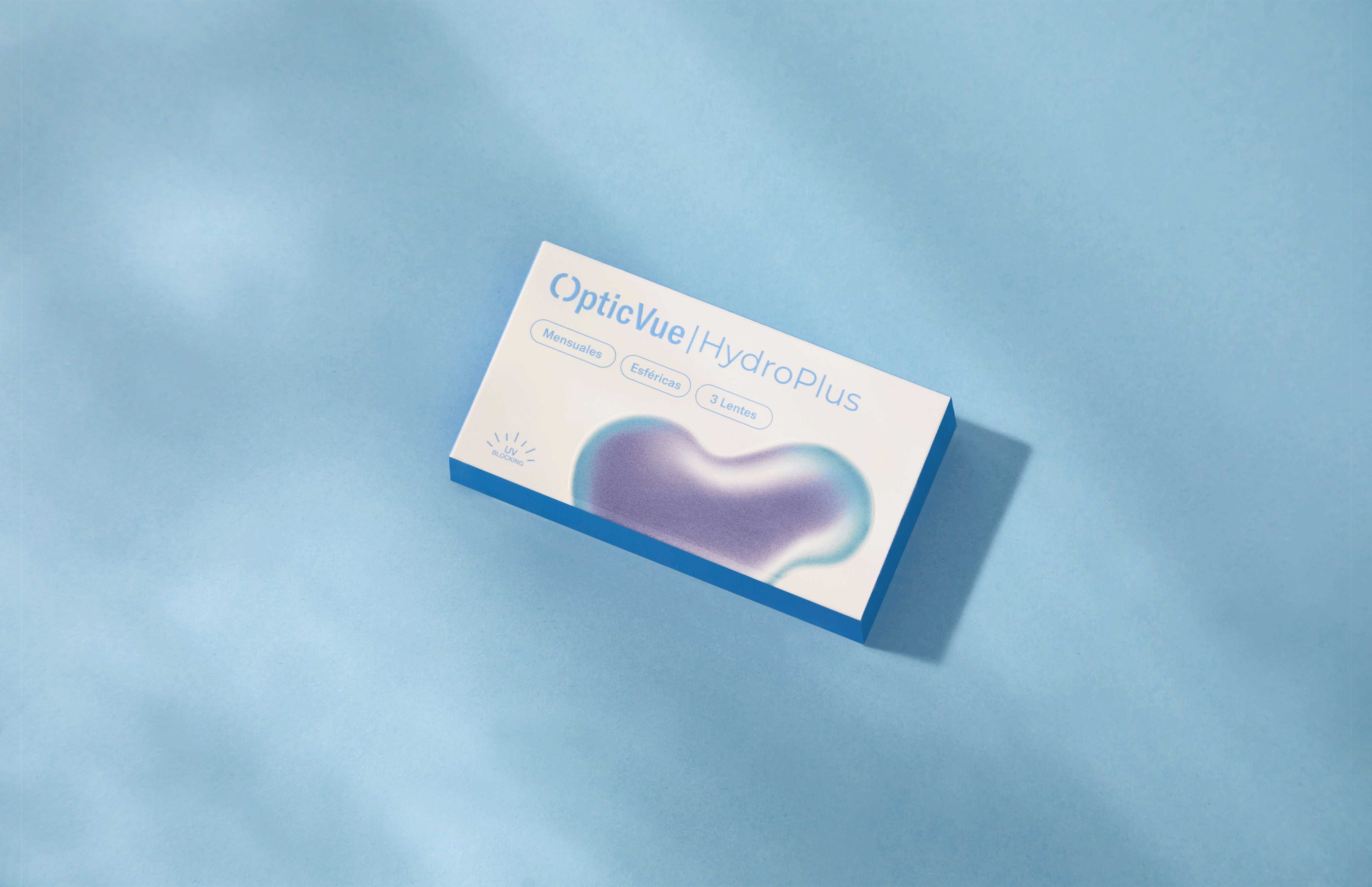 Caja de lentillas mensuales para miopía HydroPlus en un fondo azul.
