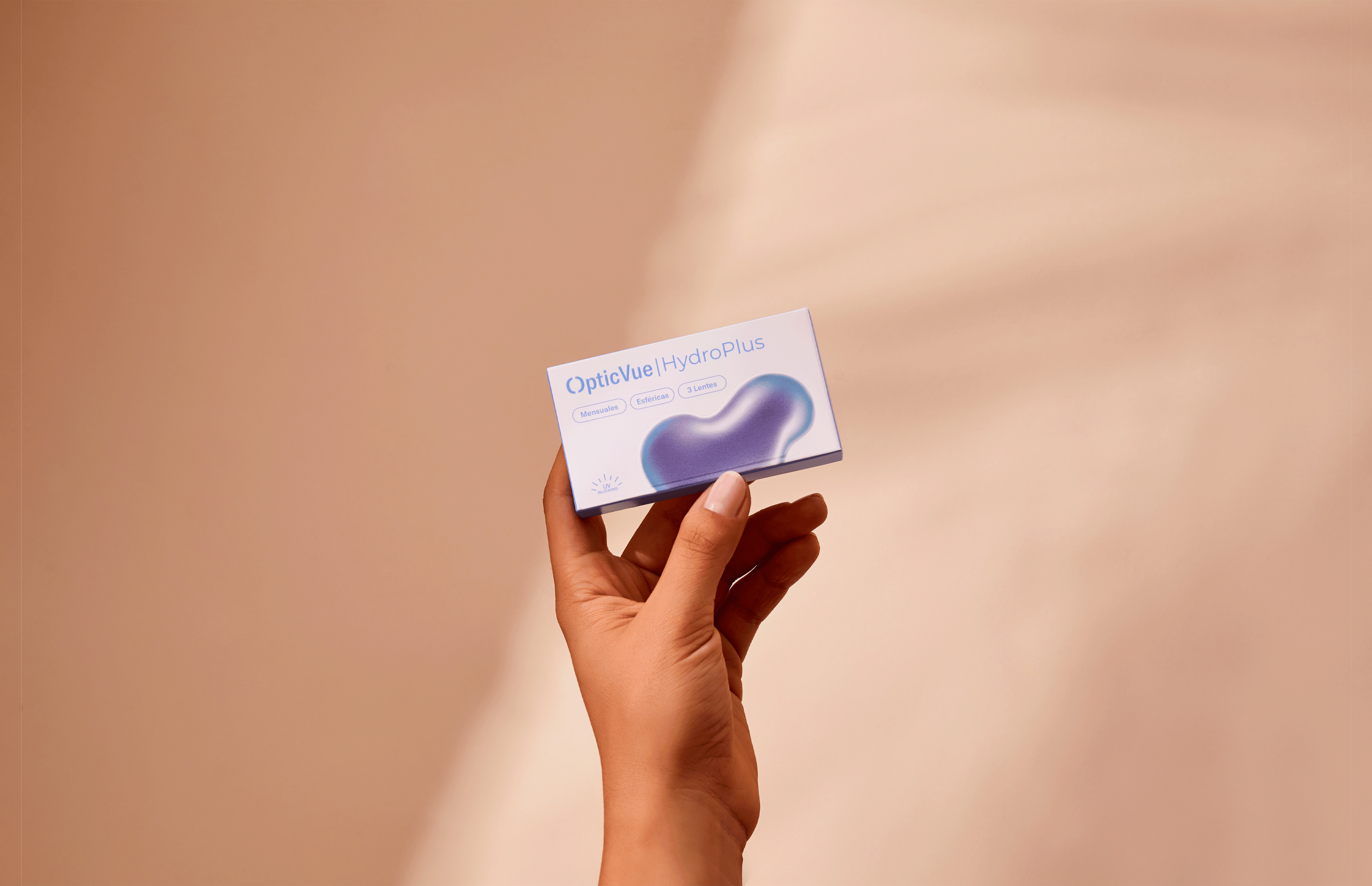 Lentillas Mensuales miopía HydroPlus pack 6 meses en mano con diseño de OpticVue.