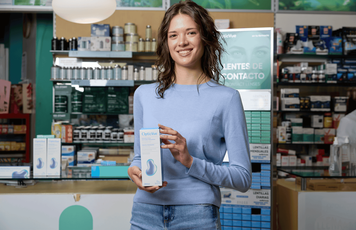Líquido de lentillas 360 ml en manos de una mujer en una tienda de productos ópticos, resaltando su solución única